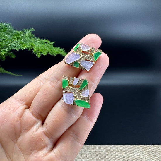 The earring shape of the polygon.The earring colors are pink and green.