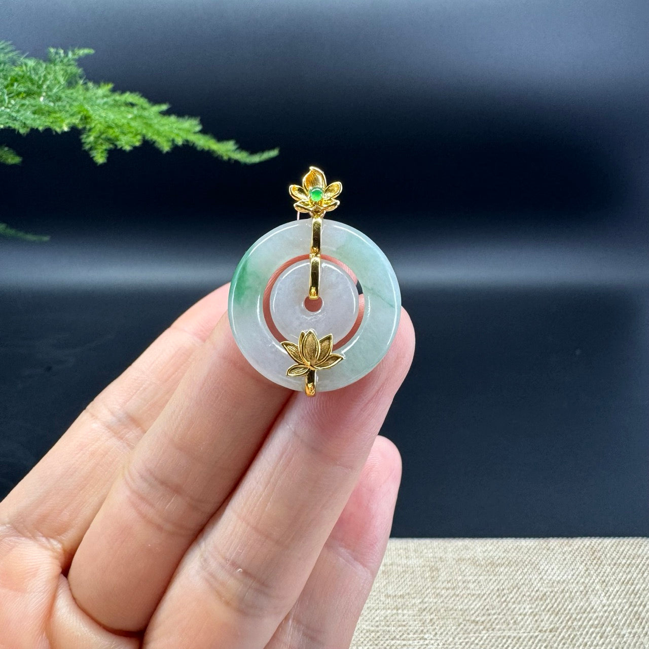 The pendant shape of the koukou.The koukou color is icy green.