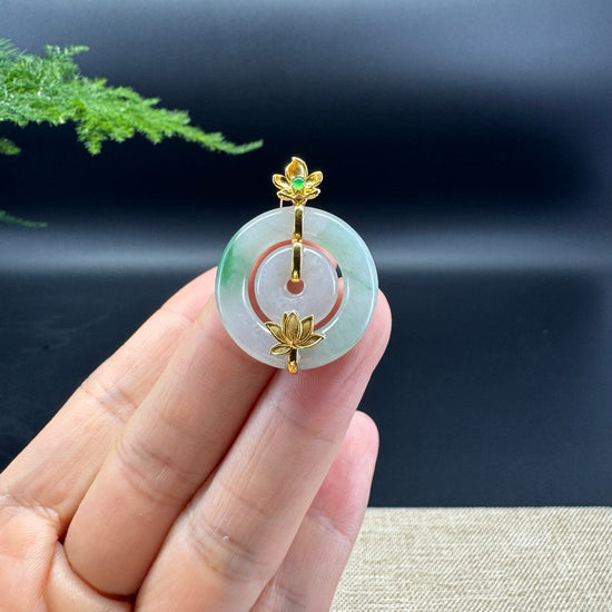 The pendant shape of the koukou.The koukou color is icy green.