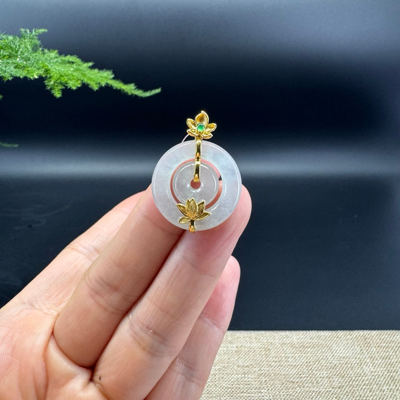 The pendant shape of the koukou.The koukou color is icy.