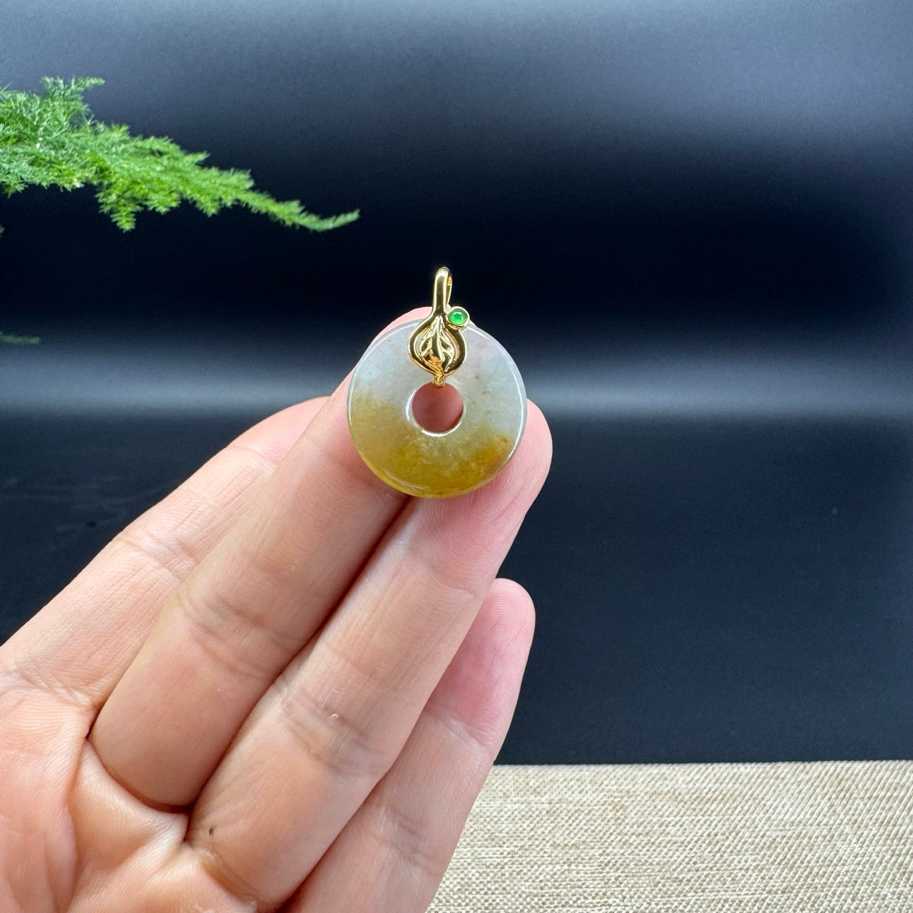 The pendant shape of the koukou.The koukou color is icy yellow.