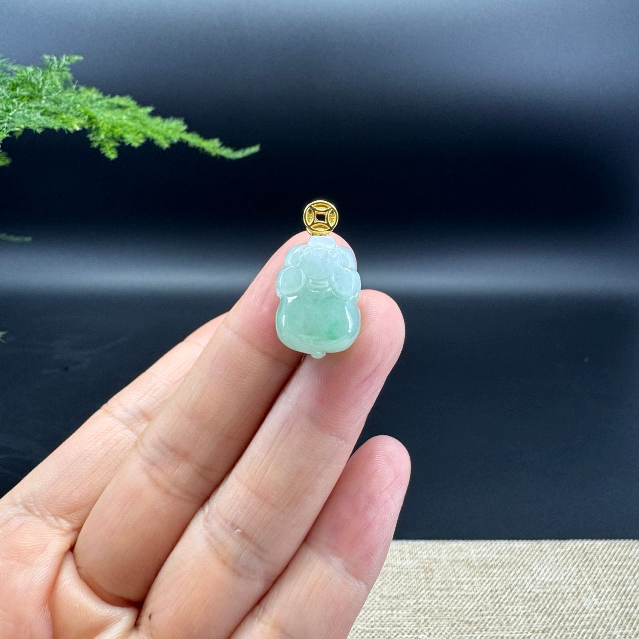 The pendant shape of the pixiu.The pendant color is icy green.