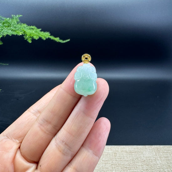 The pendant shape of the pixiu.The pendant color is icy green.