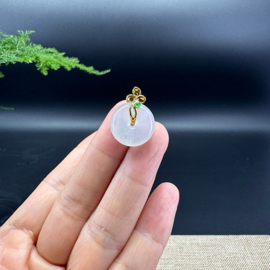 The pendant shape of the koukou.The pendant color is icy.