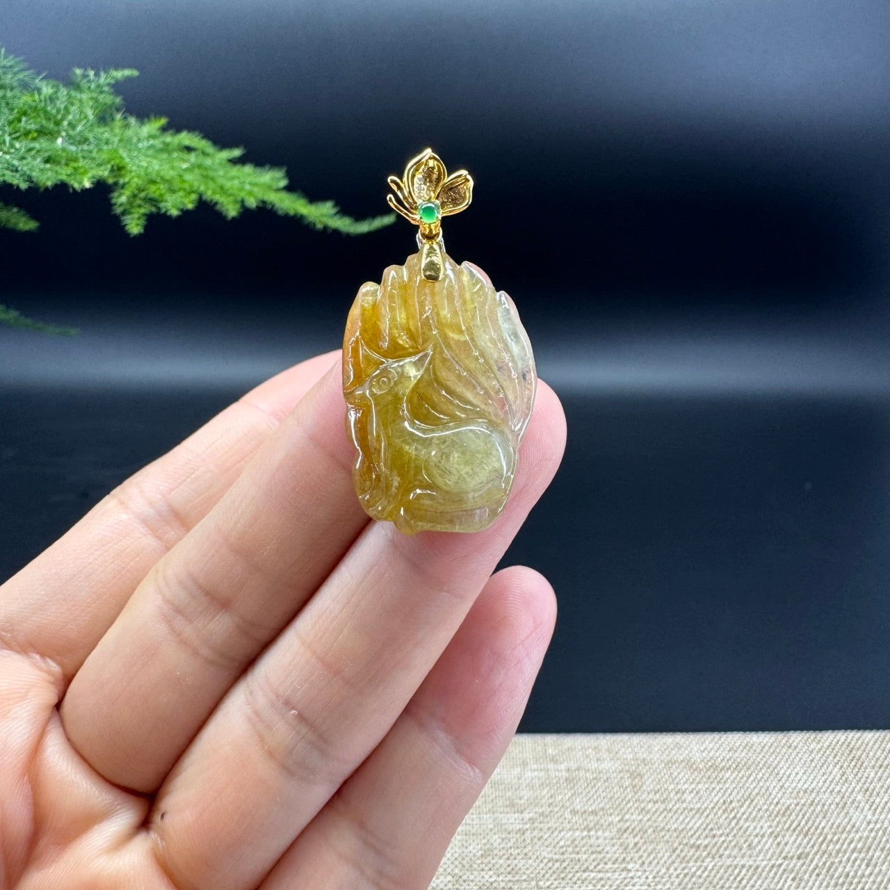 The pendant shape of the nine-tailed fox.The pendant color is yellow.