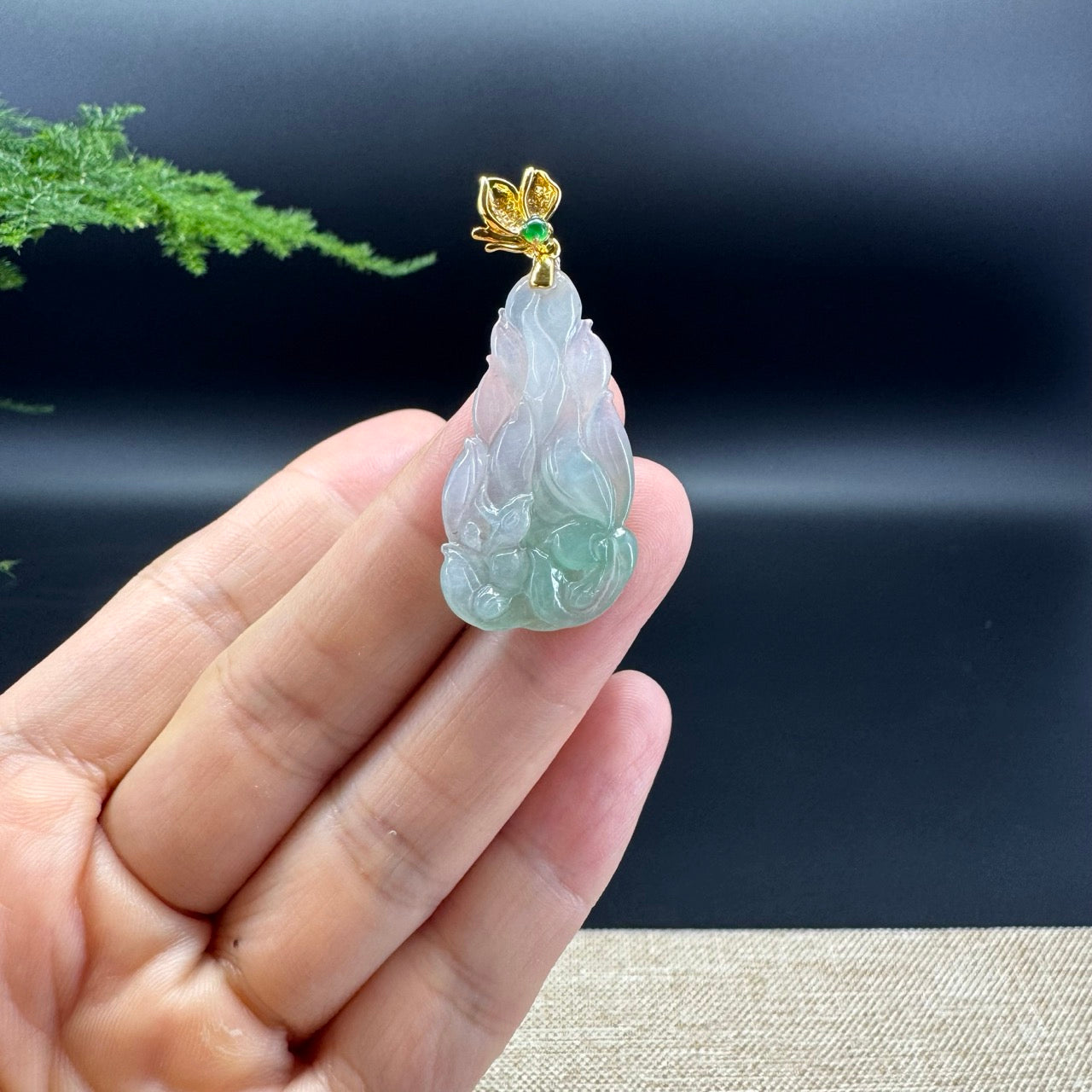 The pendant shape of the nine-tailed fox.The pendant color is icy green.