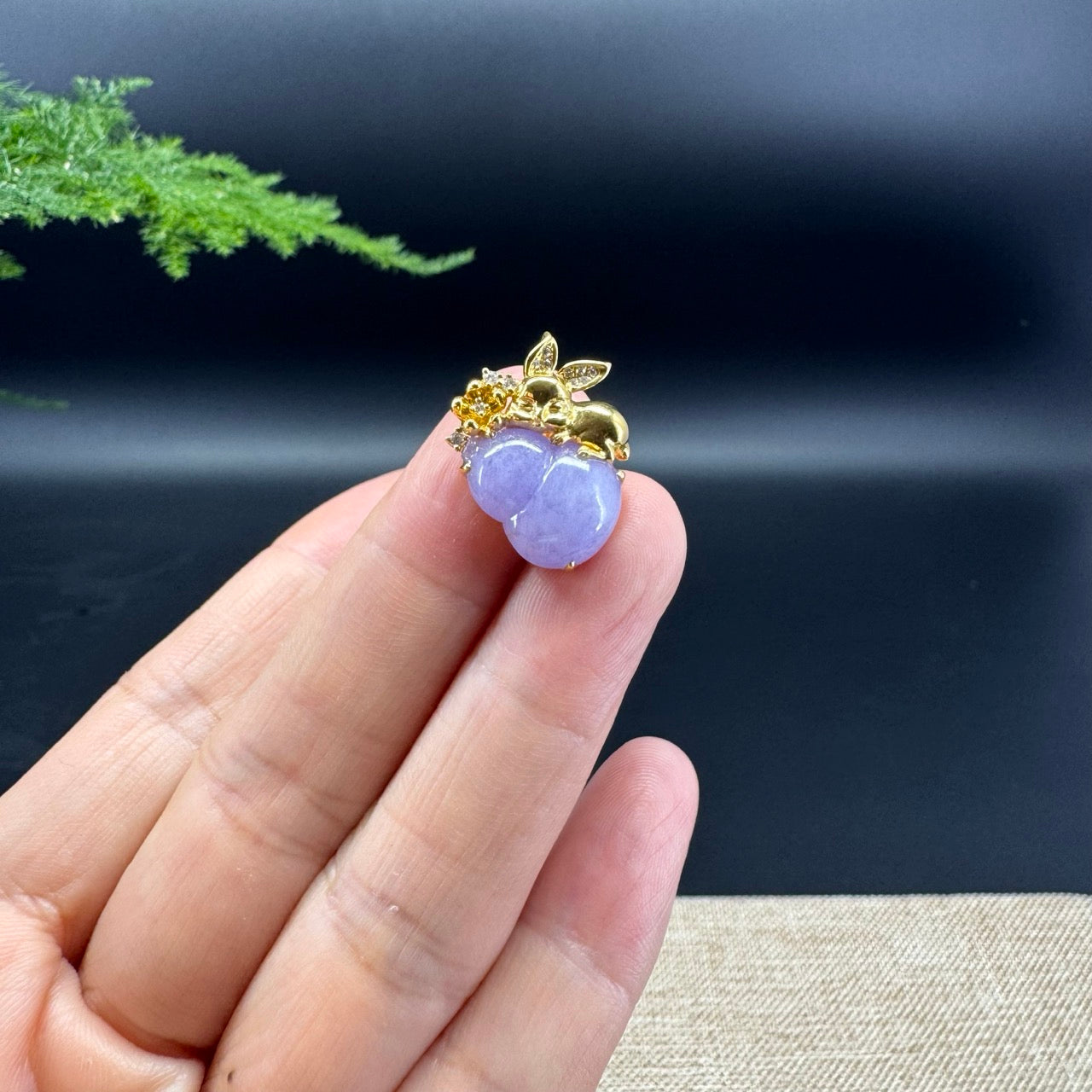 The pendant shape of the hulu and 18k yellow gold with diamonds rabbit.The hulu color is lavender.