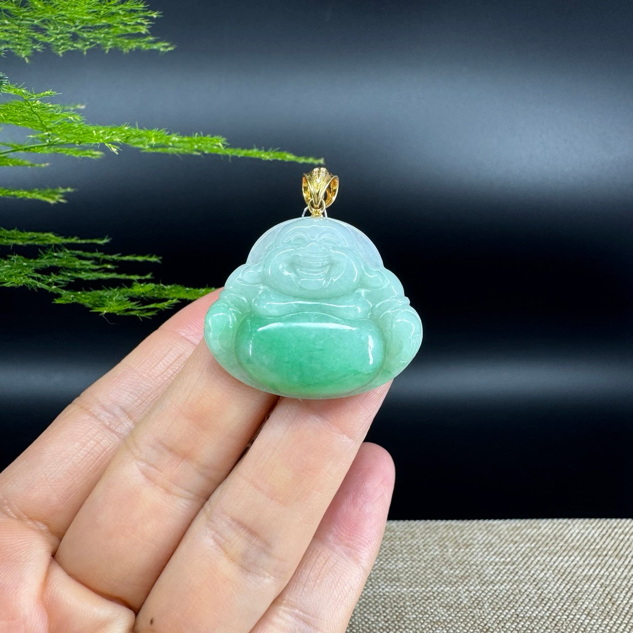 The pendant shape of the buddha.The pendant color is icy green.
