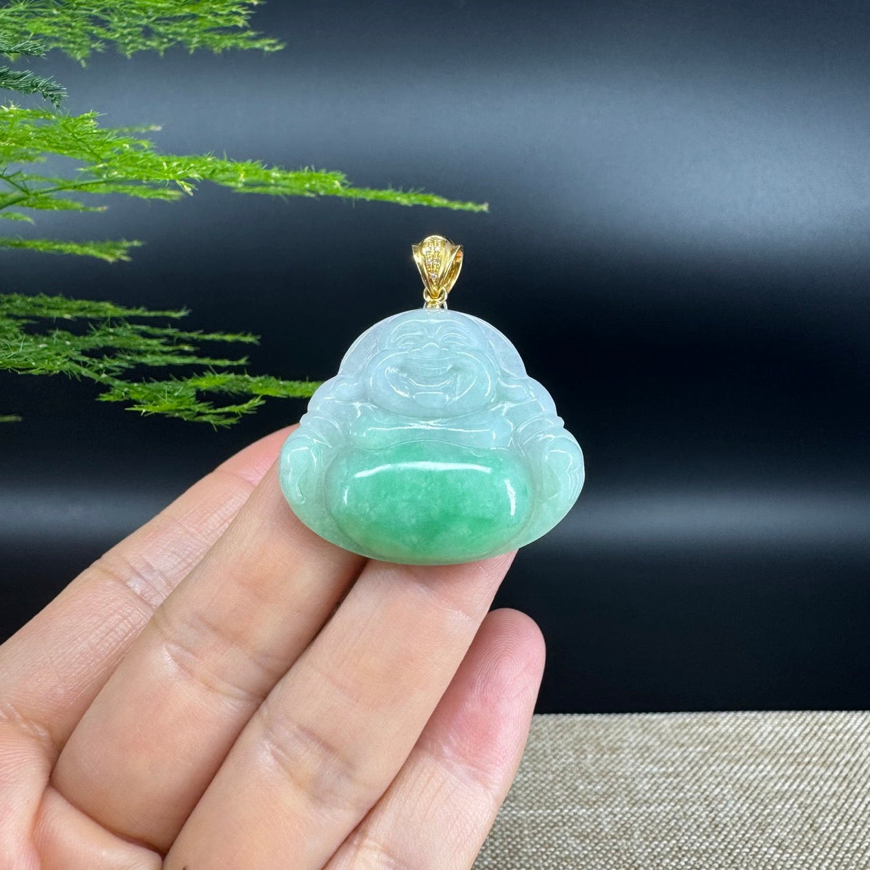 The pendant shape of the buddha.The pendant color is icy green.