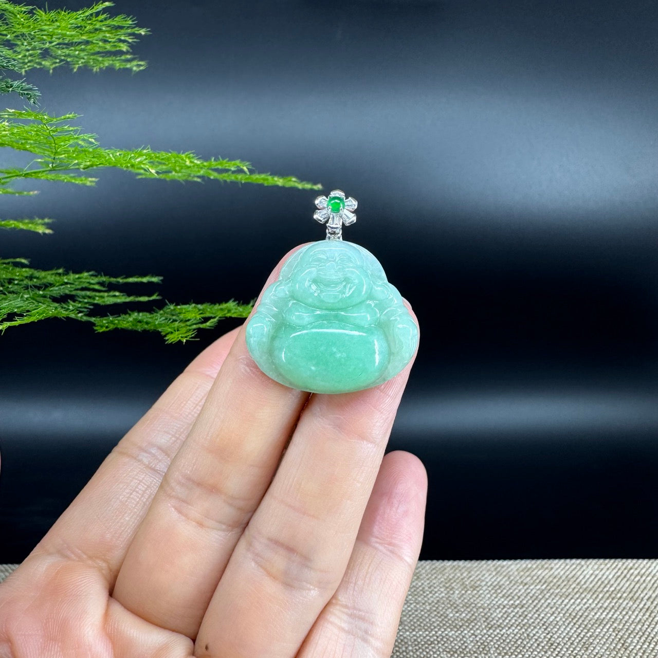The pendant shape of the buddha.The pendant color is apple green.