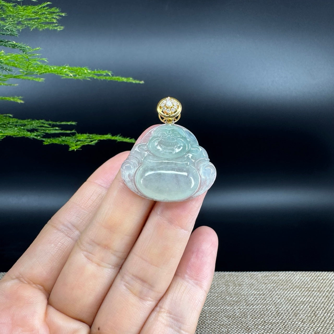 The pendant shape of the buddha.The pendant color is icy green.