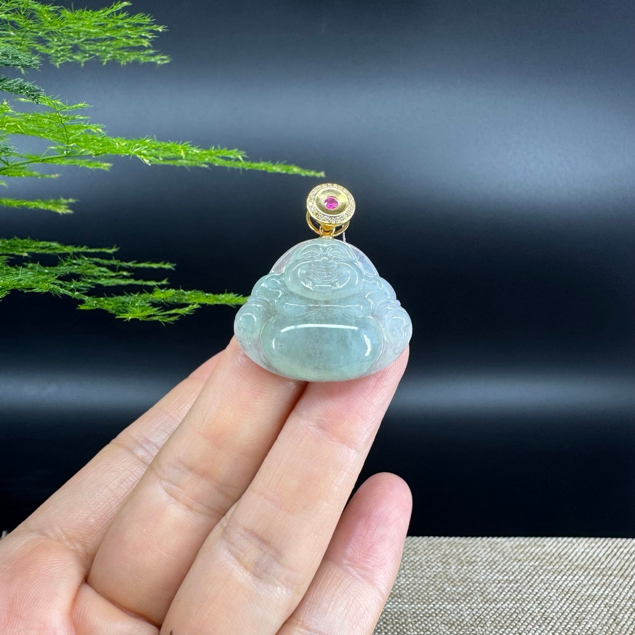The pendant shape of the buddha.The pendant color is icy green.