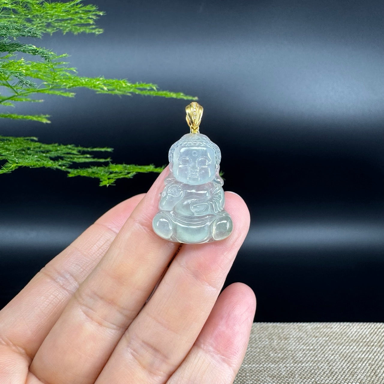The pendant shape of the baby buddha.The pendant color is icy green.