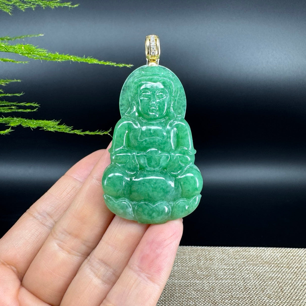 The pendant shape of the guanyin.The pendant color is green.