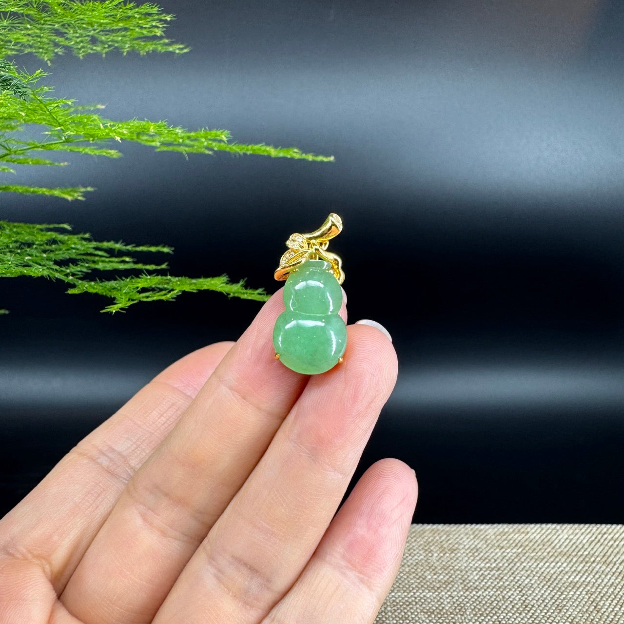 The pendant shape of the hulu.The pendant color is apple green.