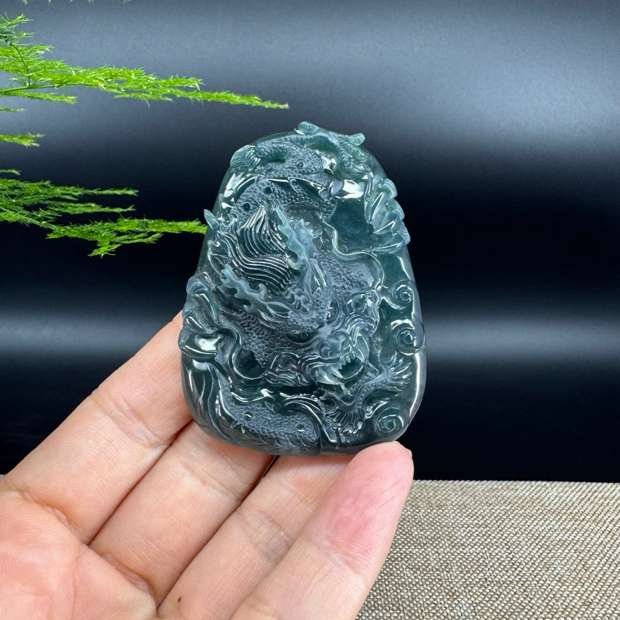 The pendant shape of the dragon.The pendant color is blue.