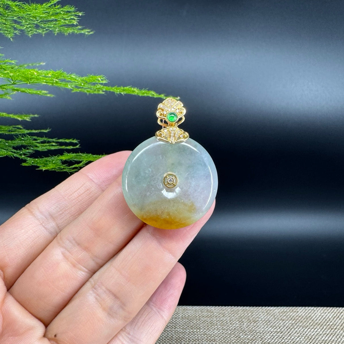 The pendant shape of the koukou.The pendant color is icy yellow.