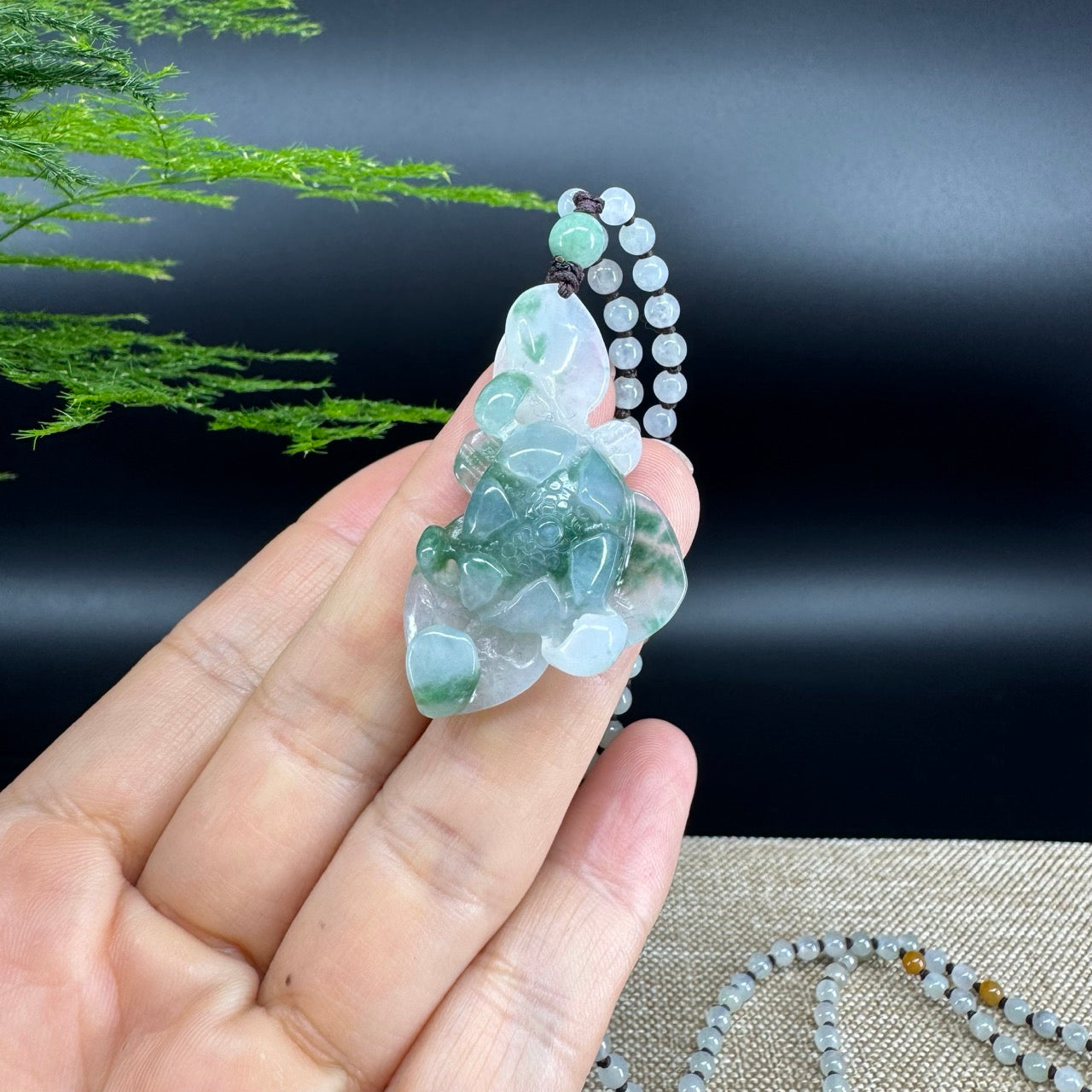 The pendant shape of the lotus.The pendant color is icy green.