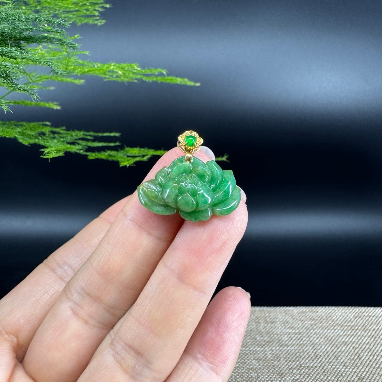 The pendant shape of the lotus.The pendant color is green.