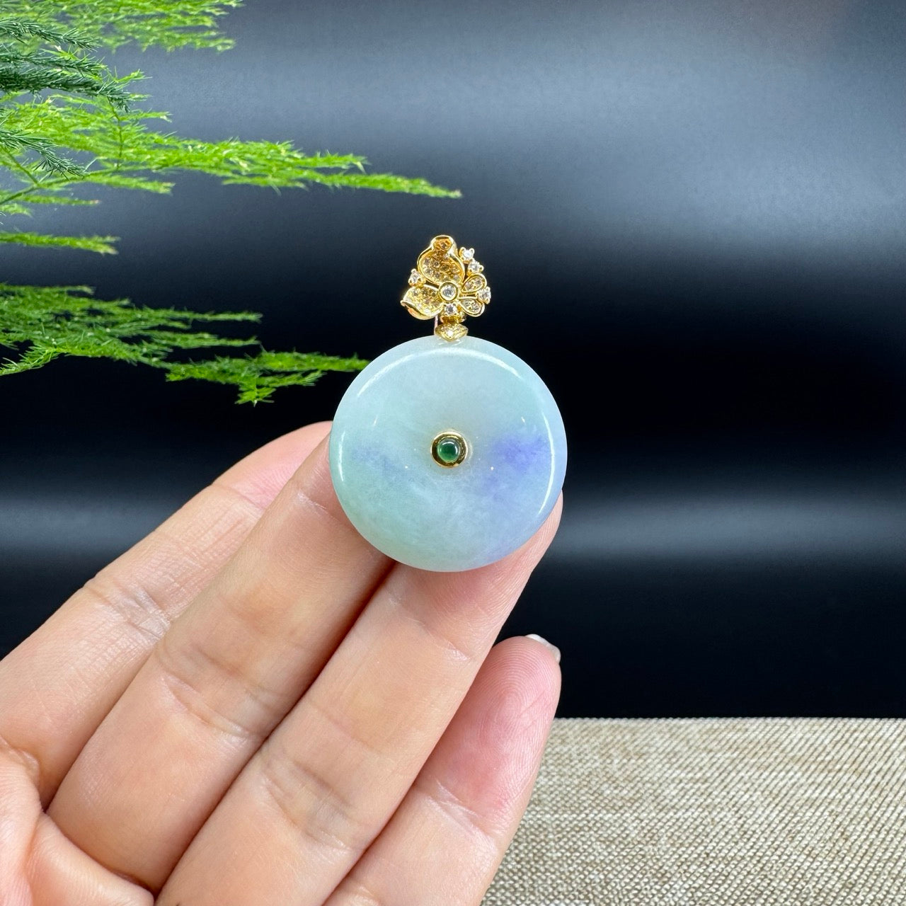 The pendant shape of the koukou.The pendant color is lavender green.