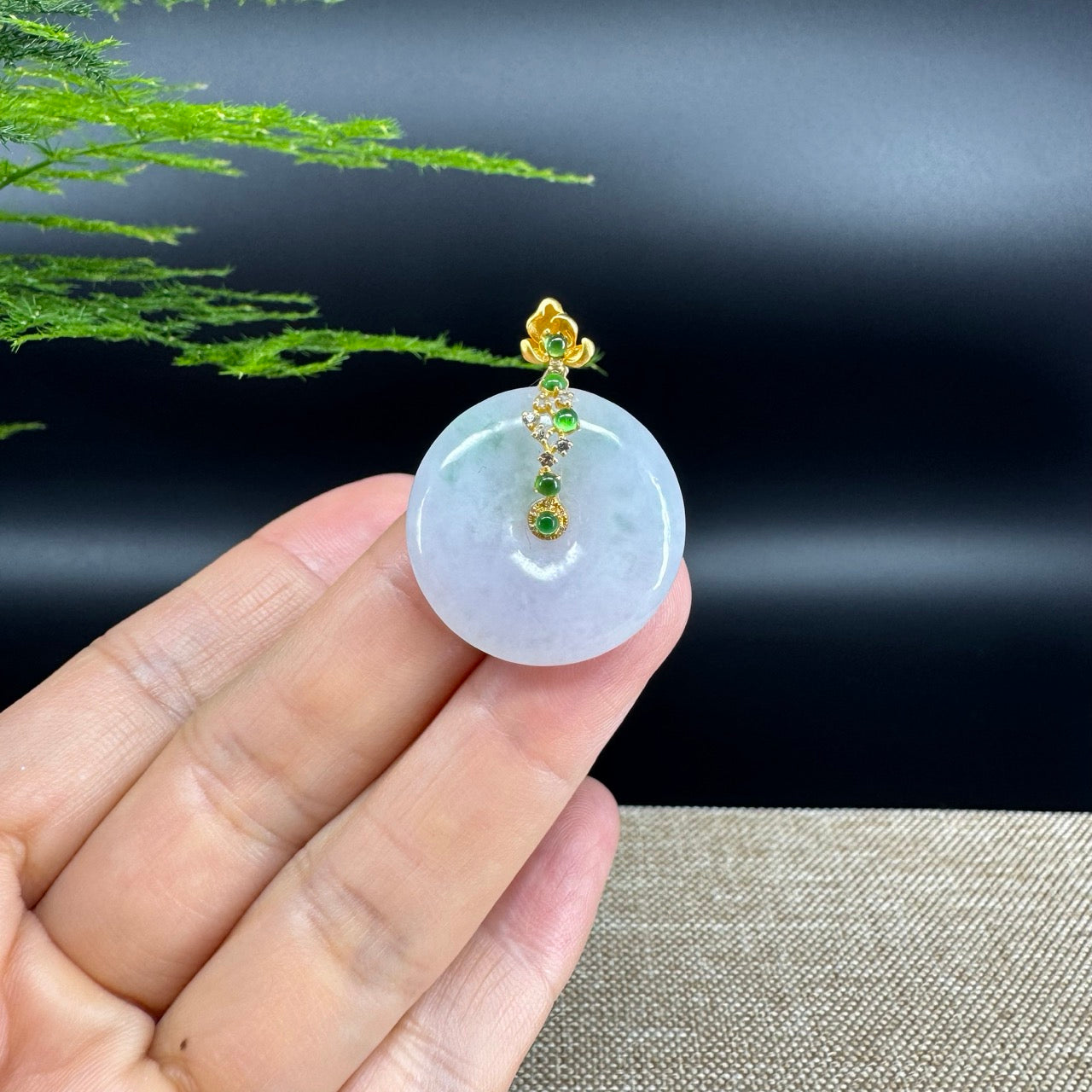 The pendant shape of the koukou.The pendant color is lavender green.