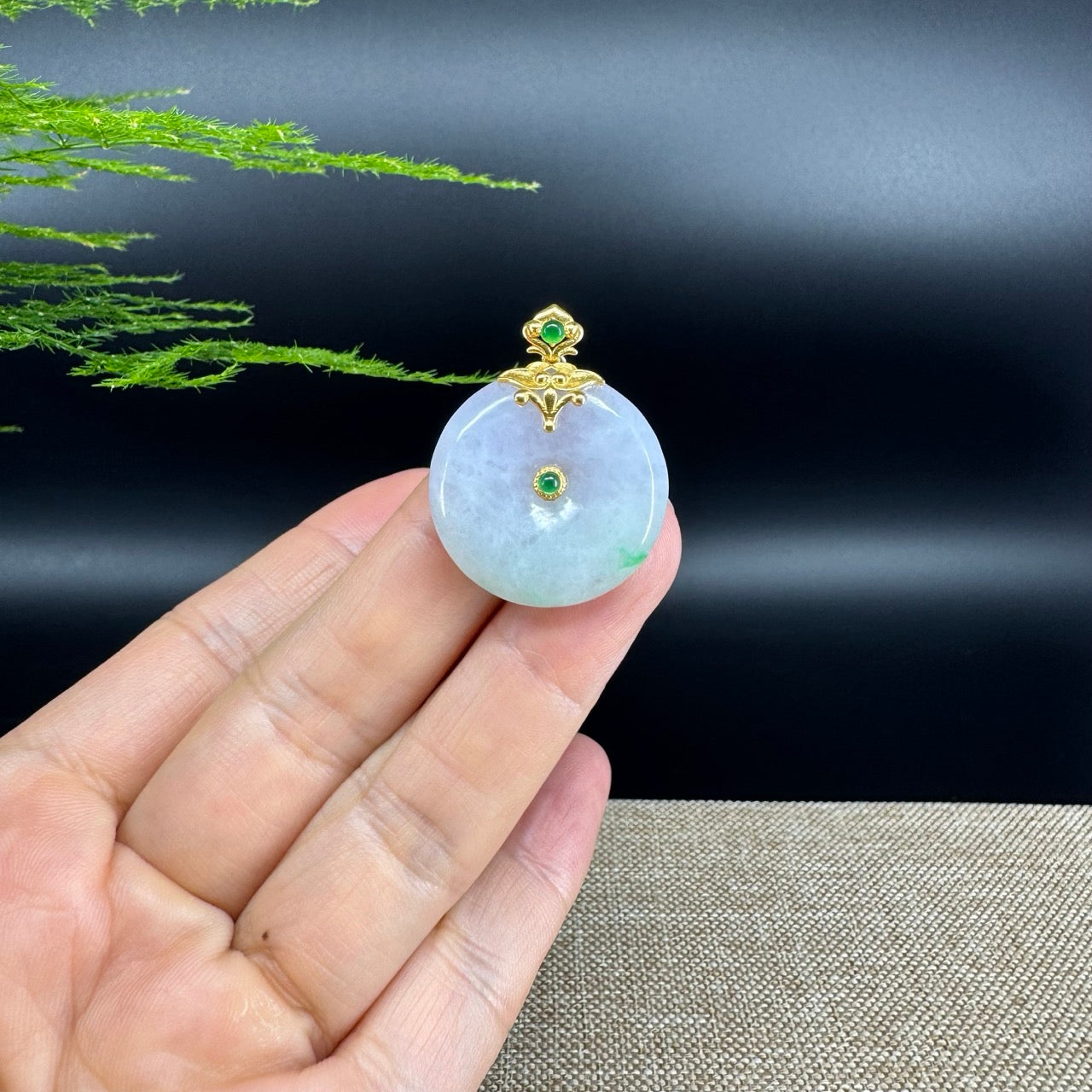 The pendant shape of the koukou.The pendant color is lavender green.
