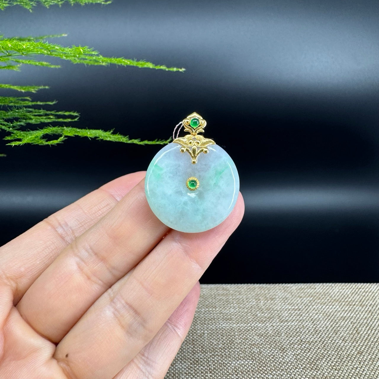 The pendant shape of the koukou.The pendant color is icy green.