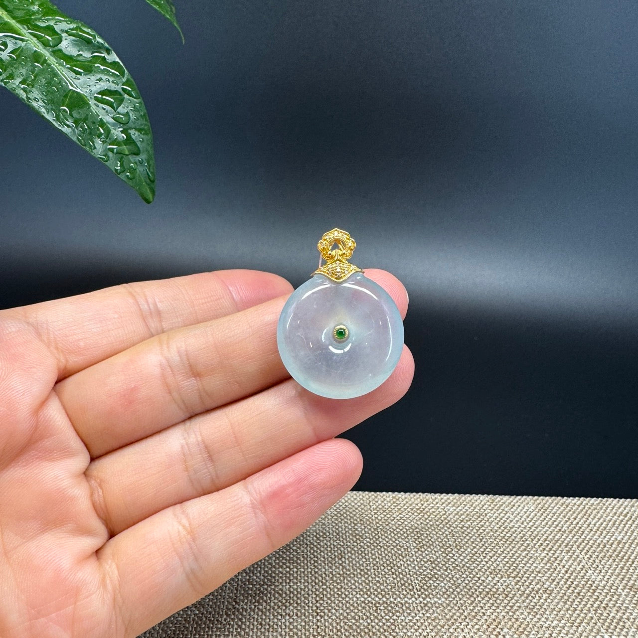 The pendant shape of the koukou.The pendant color is icy