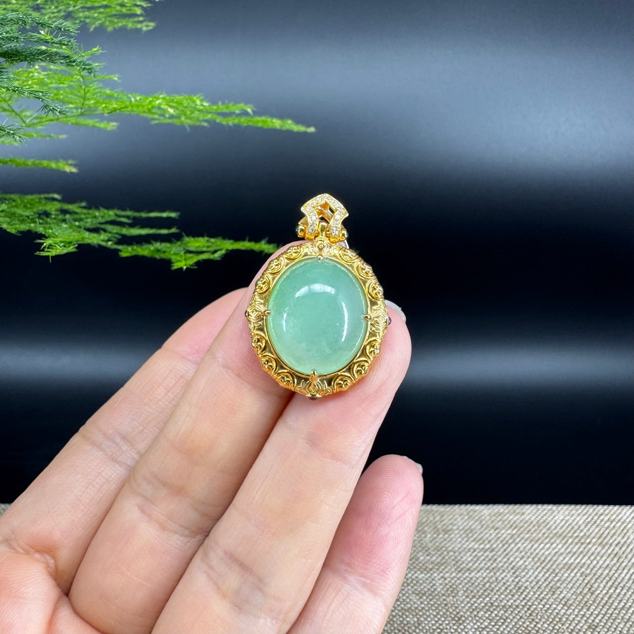 The pendant shape of the round.The pendant color is icy green.