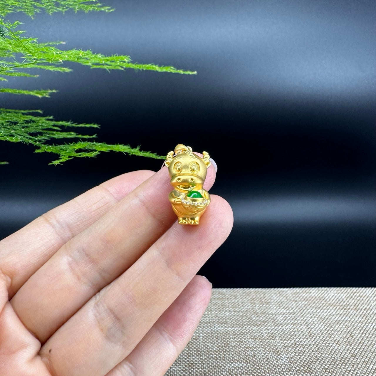 The pendant shape of the cow.The pendant color is imperial green.