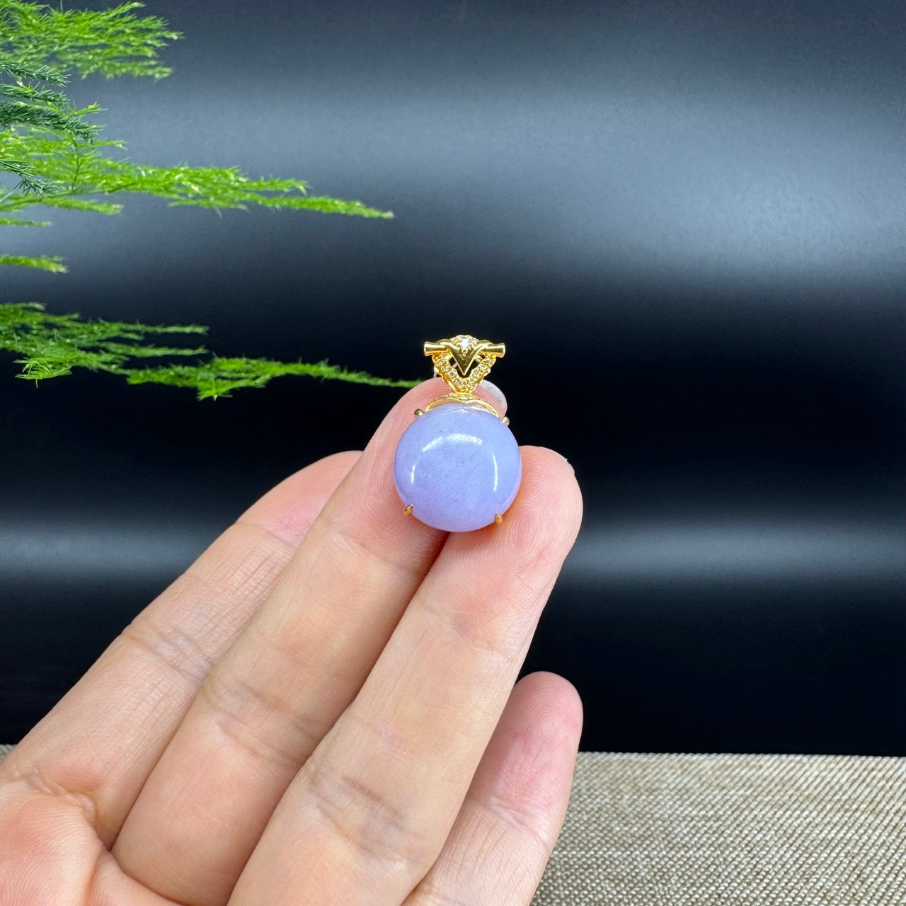 The pendant shape of the round.The pendant color is lavender.