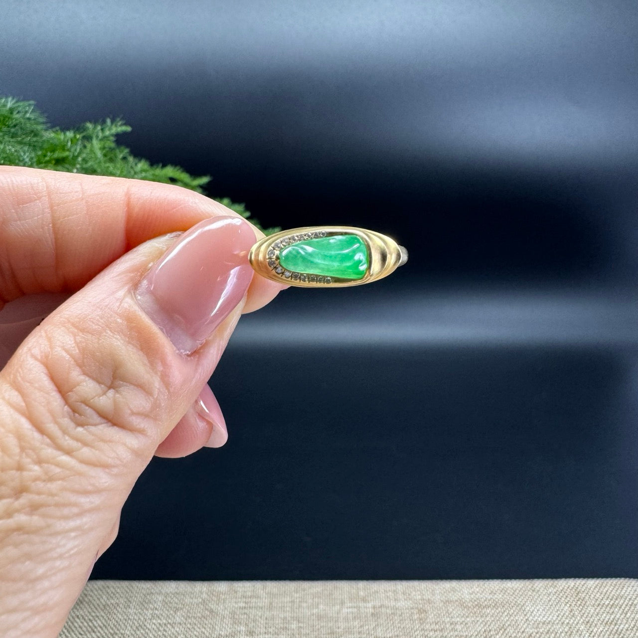 The ring color is green.