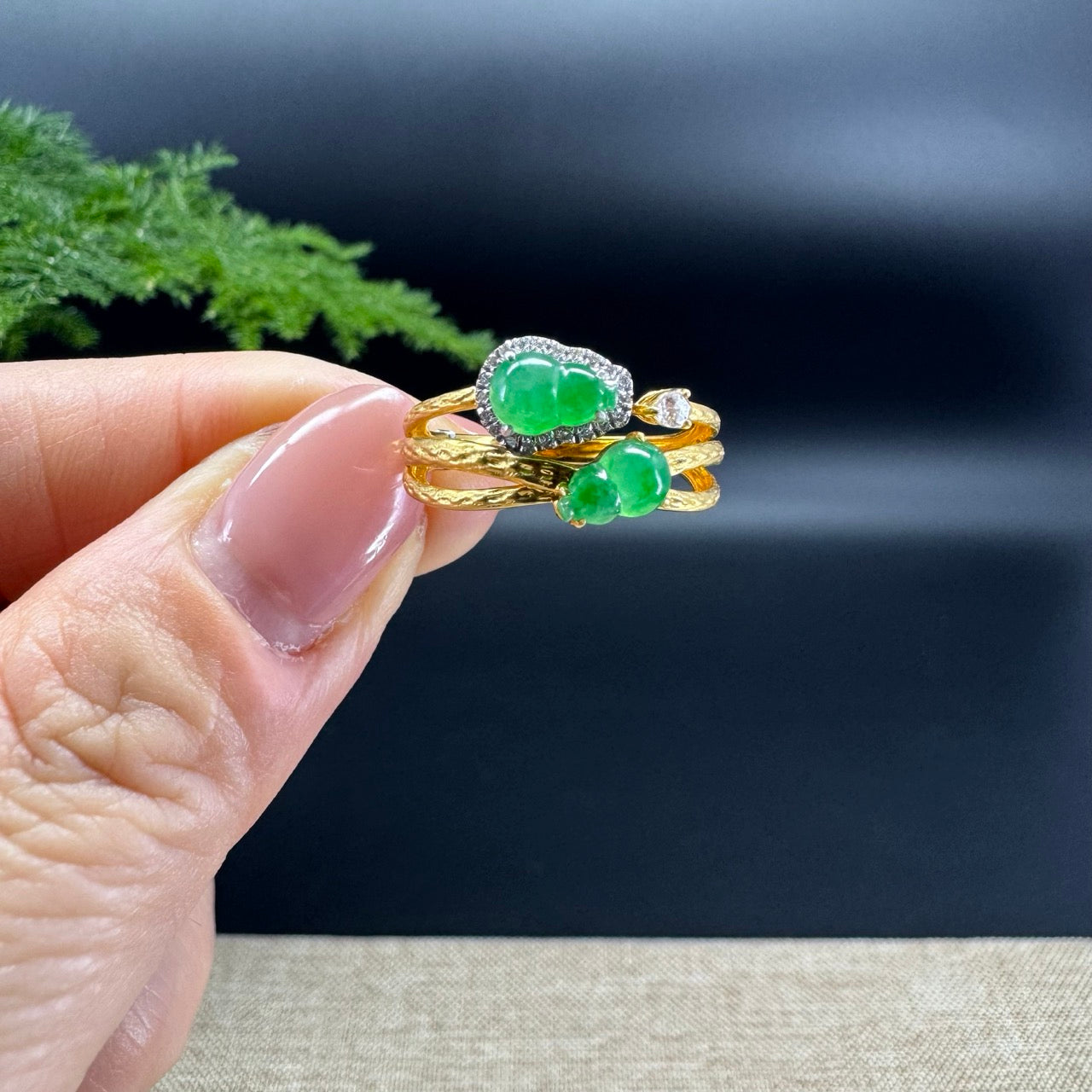 The shape of the ring are double hulu.The ring colors are green.