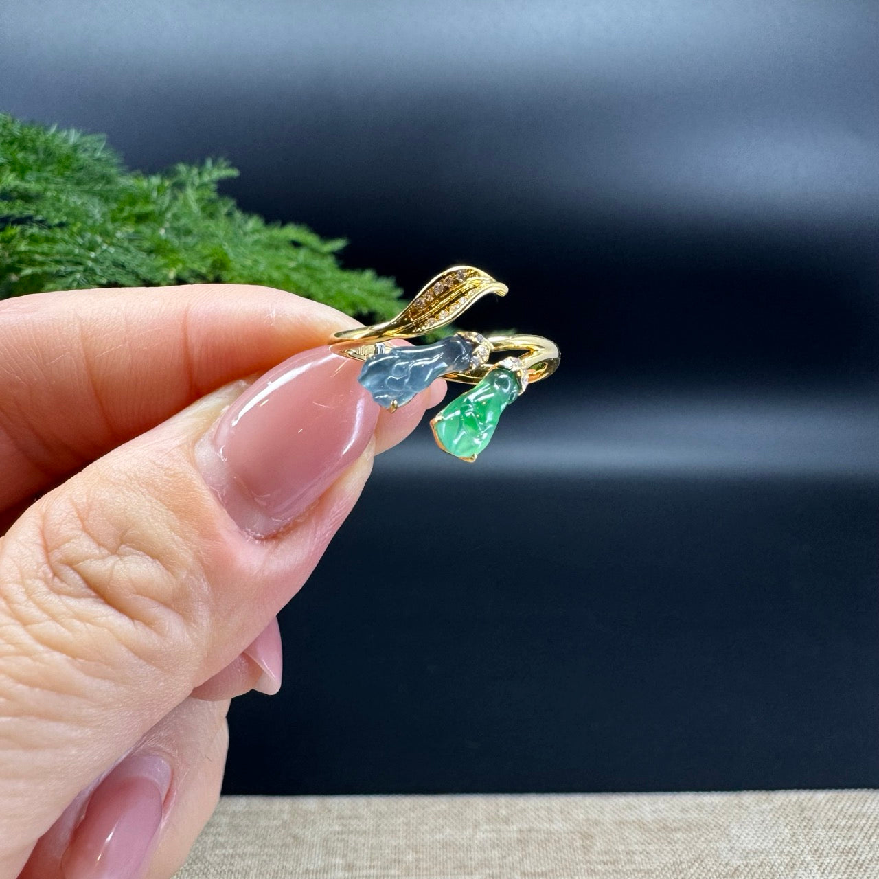 The shape of the ring are leves.The ring colors are icy blue and green.