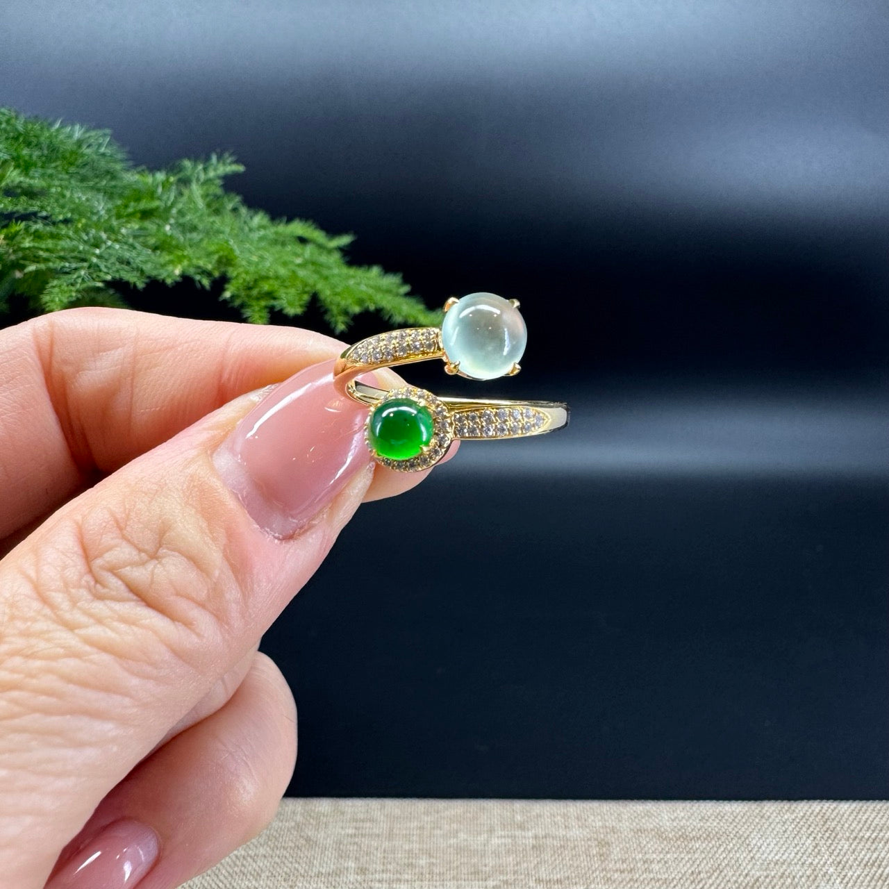 The shape of the ring is double round.The ring colors are icy and green.