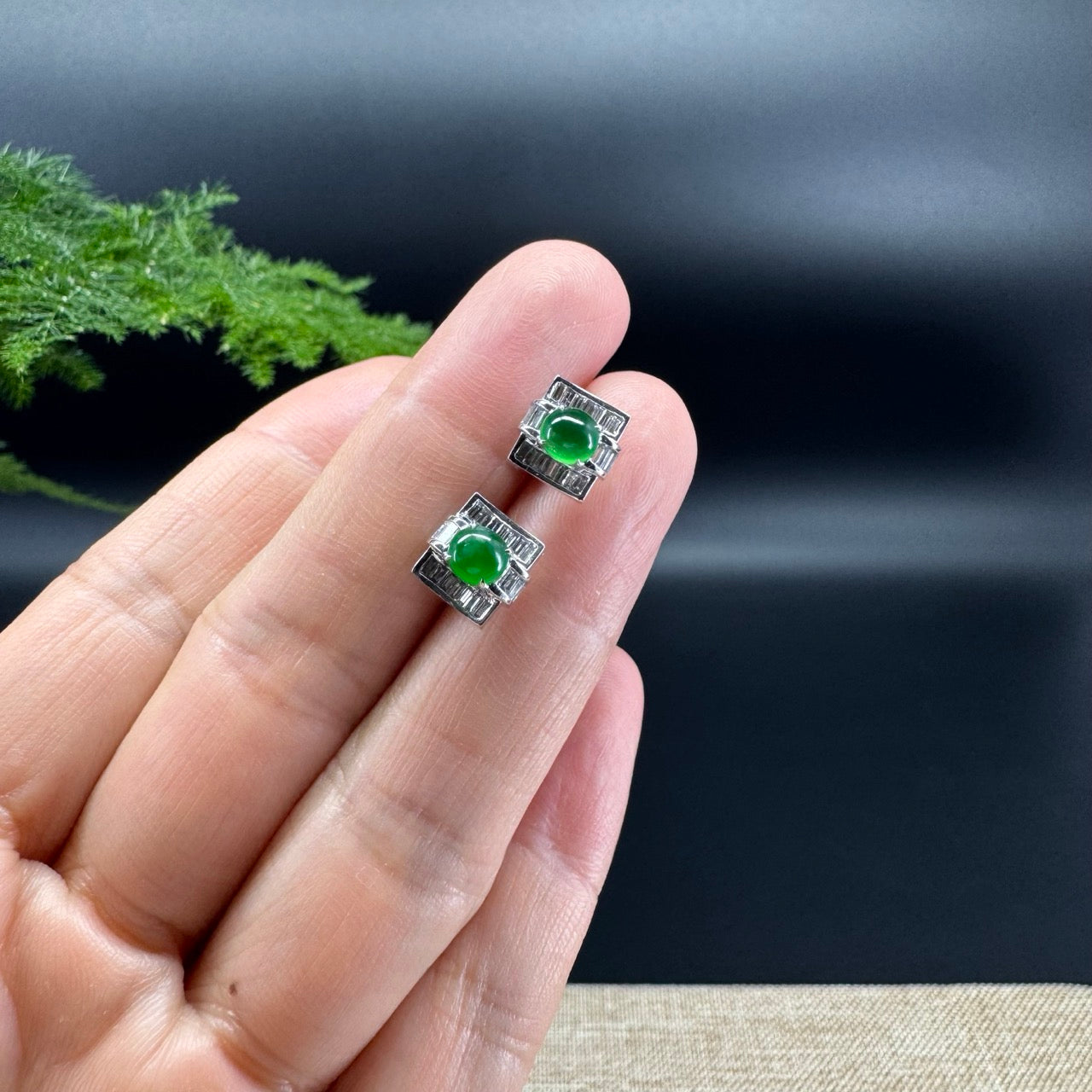 The earring shape of the square.The jade color is imperial green.