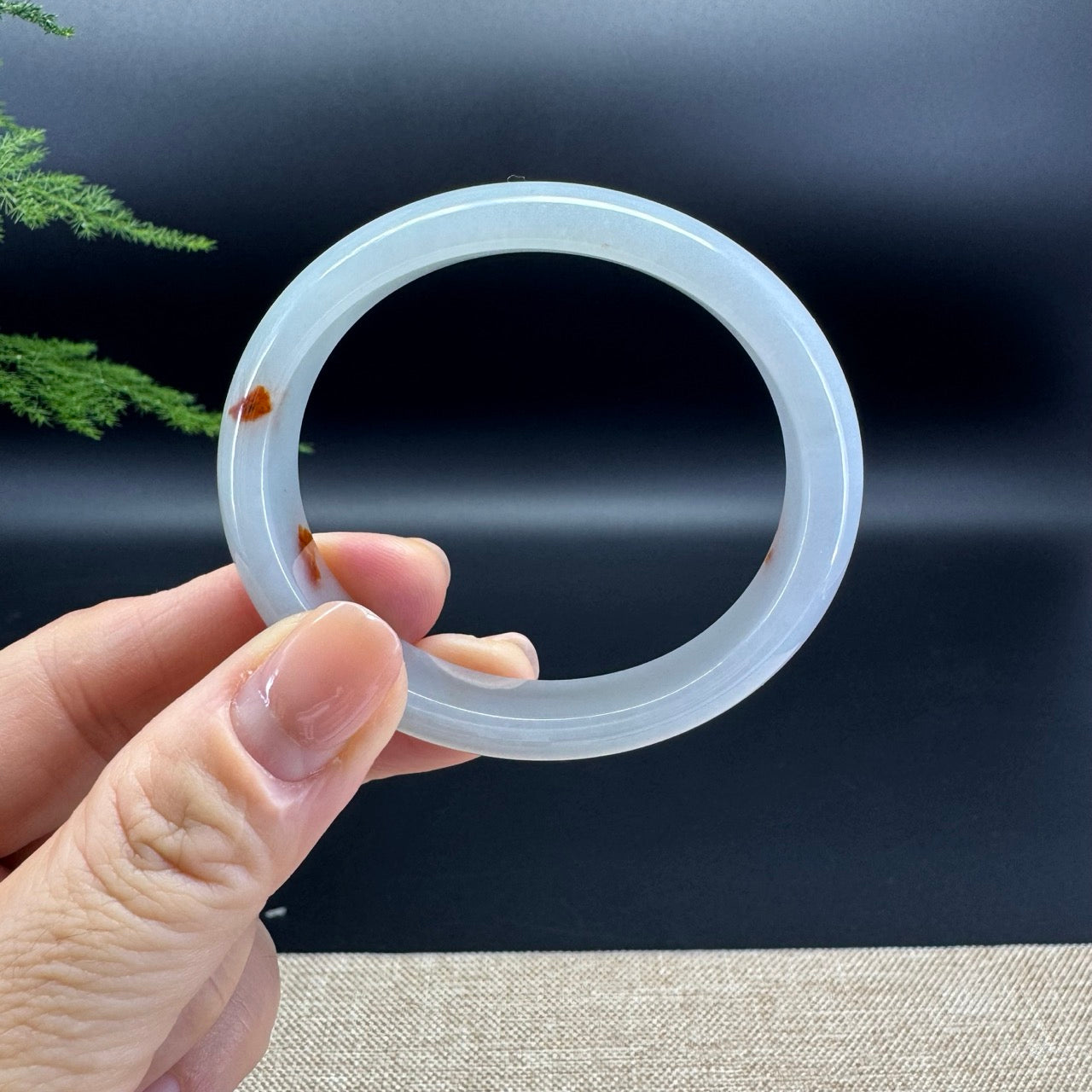 The bangle shape of the oval.The bangle color is icy and a bit of sajin.