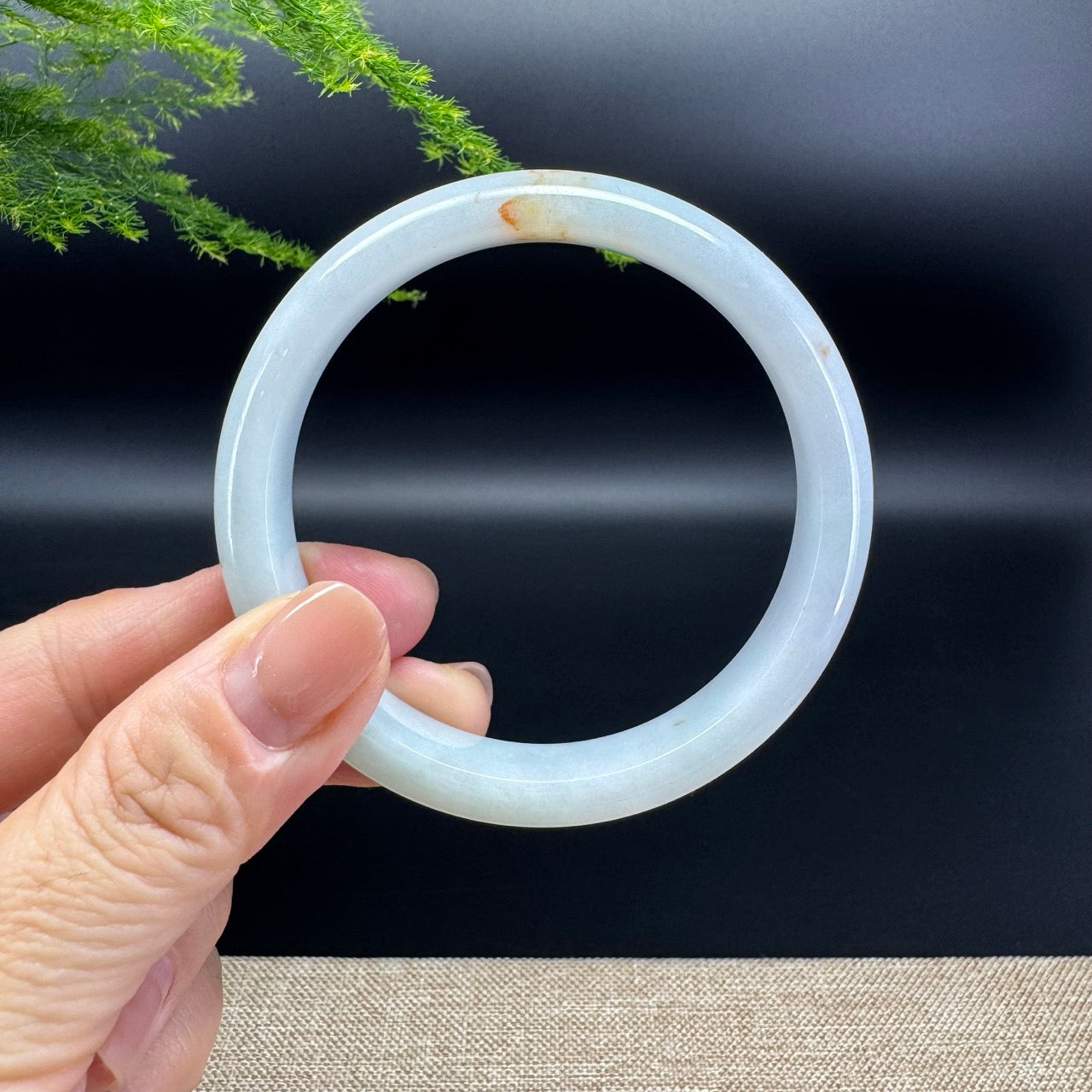 The bangle shape of the half round.The bangle color is lavender green and some sajin.