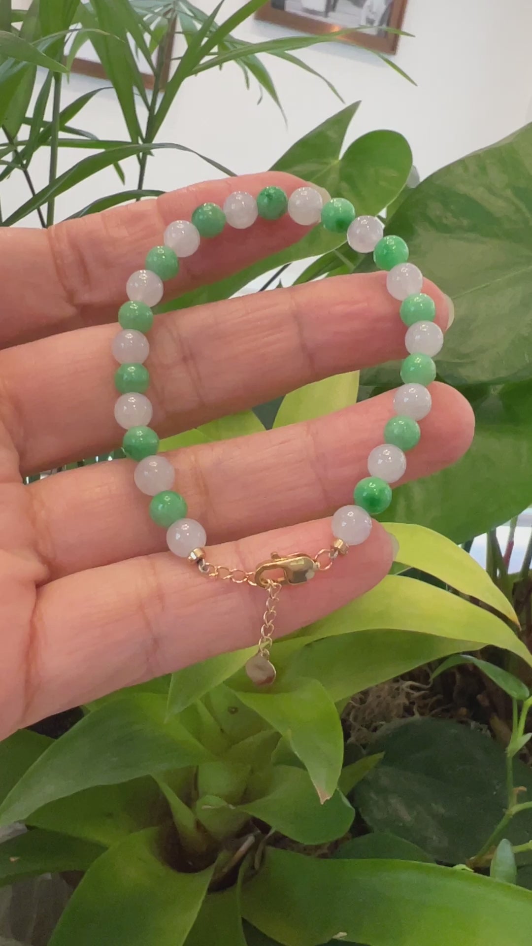 Load and play video in Gallery viewer, High Green Jadeite Jade Beads Bracelet With 18K Yellow Gold Clasp ( 6 mm )
