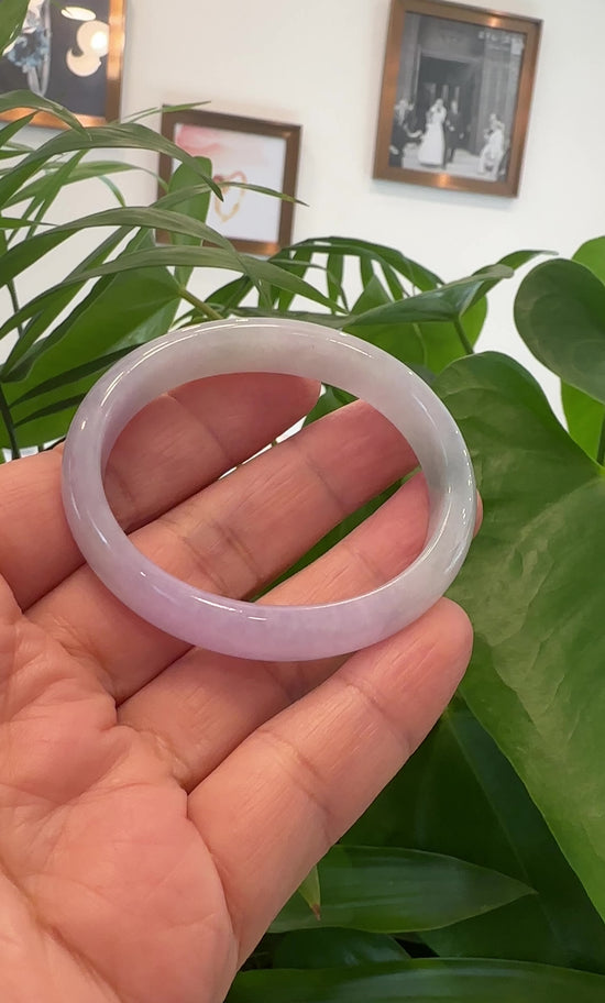 Load and play video in Gallery viewer, High-quality Lavender Natural Burmese Jadeite Jade Oval Bangle (52.48 mm ) #T015

