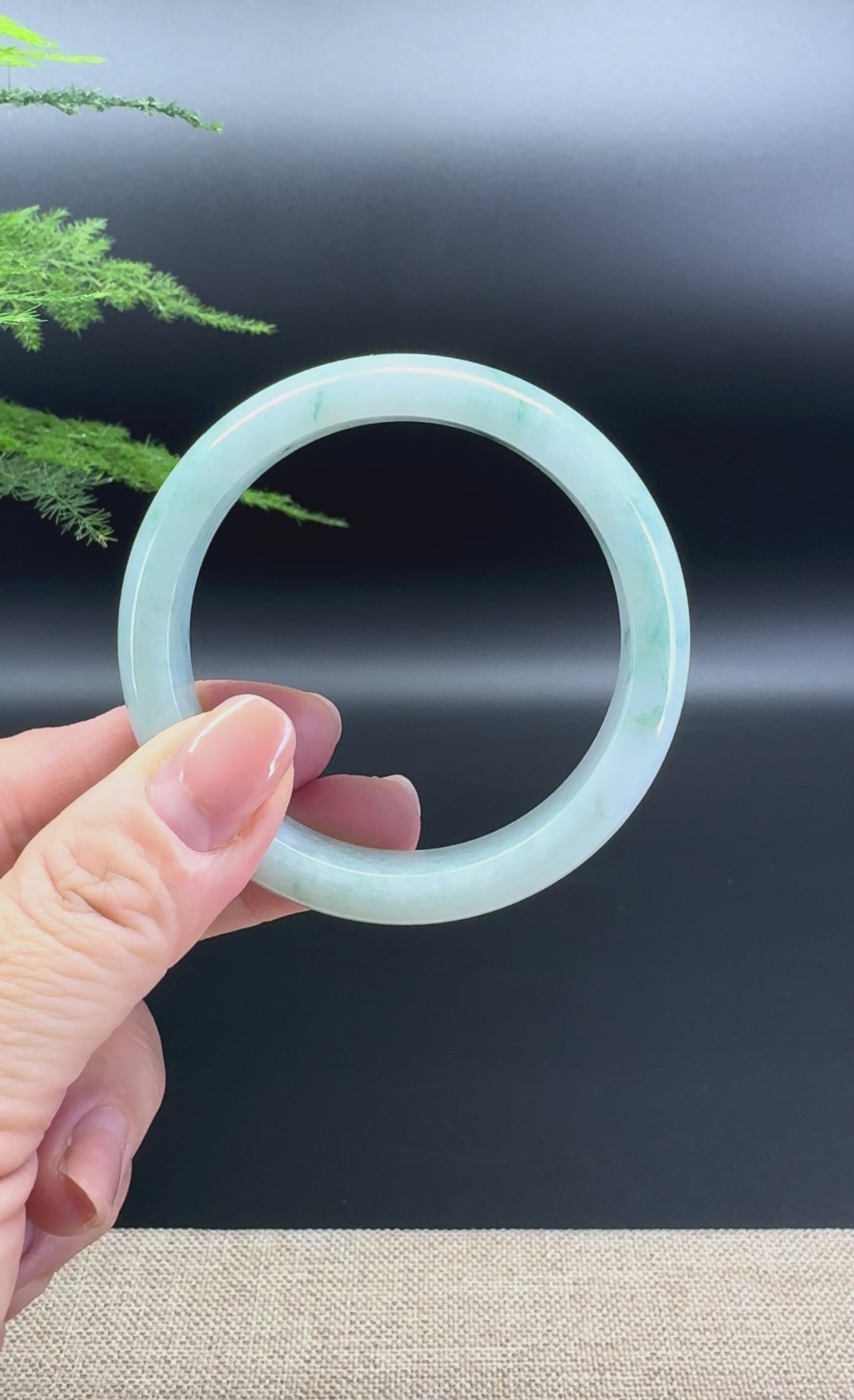 Load and play video in Gallery viewer, Genuine Burmese Green Jade Jadeite Bangle Bracelet ( 52.5mm )
