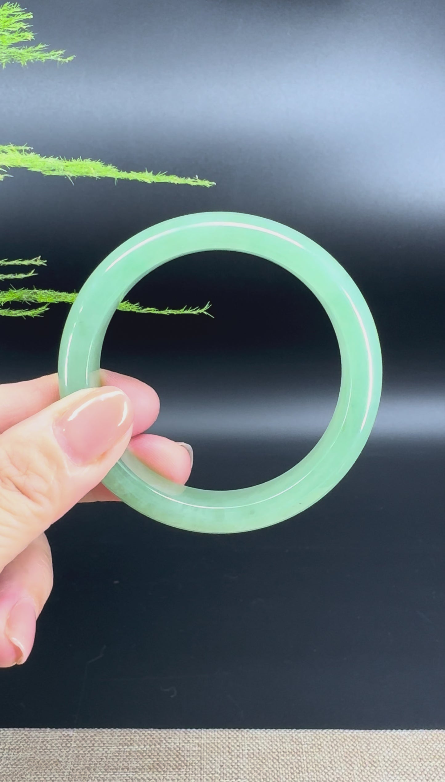 Load and play video in Gallery viewer, Genuine Burmese Green Jade Jadeite Bangle Bracelet ( 54.6mm )
