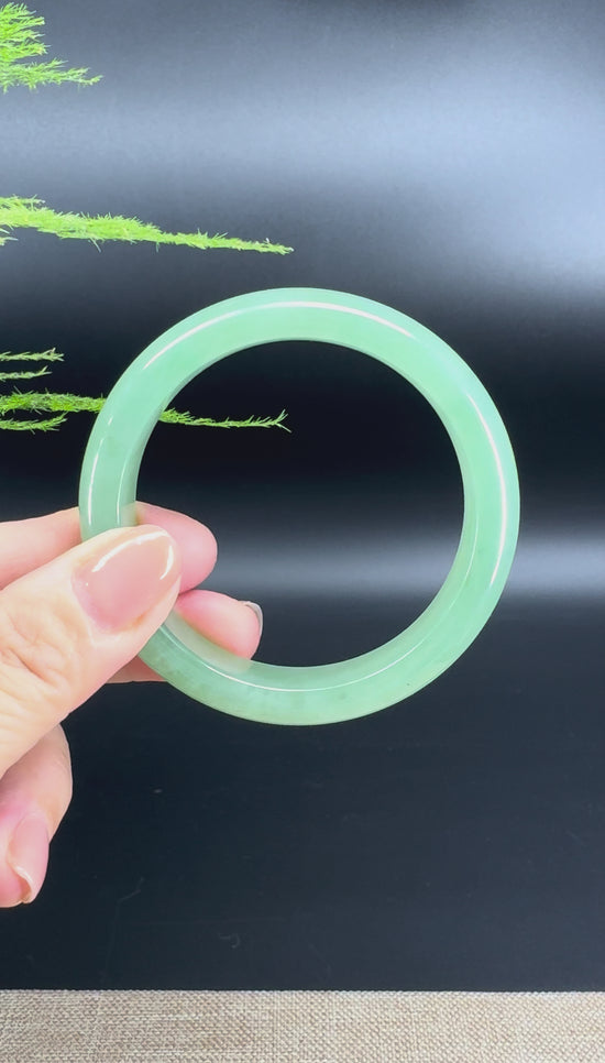 Load and play video in Gallery viewer, Genuine Burmese Green Jade Jadeite Bangle Bracelet ( 54.6mm )
