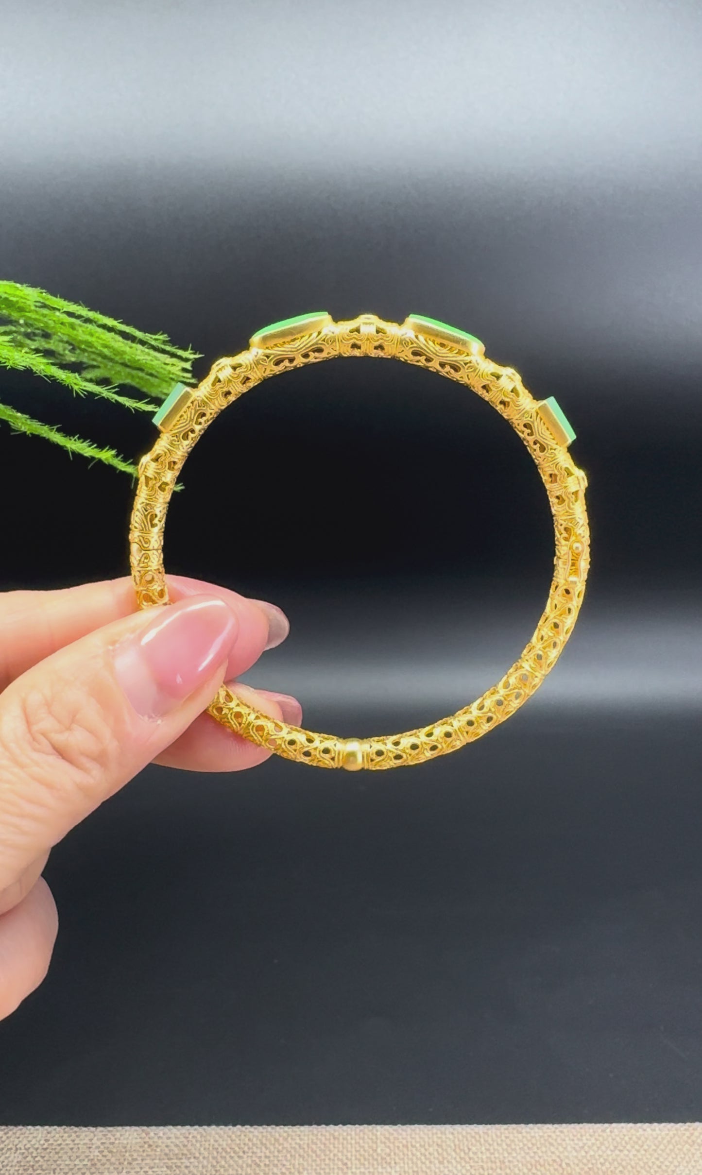 Load and play video in Gallery viewer, RealJade Luxury 18K Yellow Gold Genuine Green Jadeite Jade Bracelet
