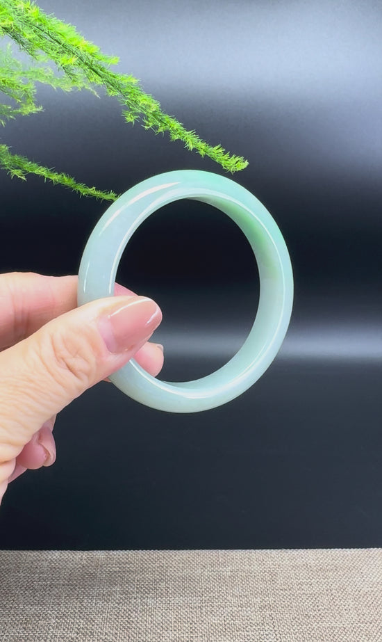 Load and play video in Gallery viewer, Genuine Burmese Green Jade Jadeite Bangle Bracelet ( 57.6mm )
