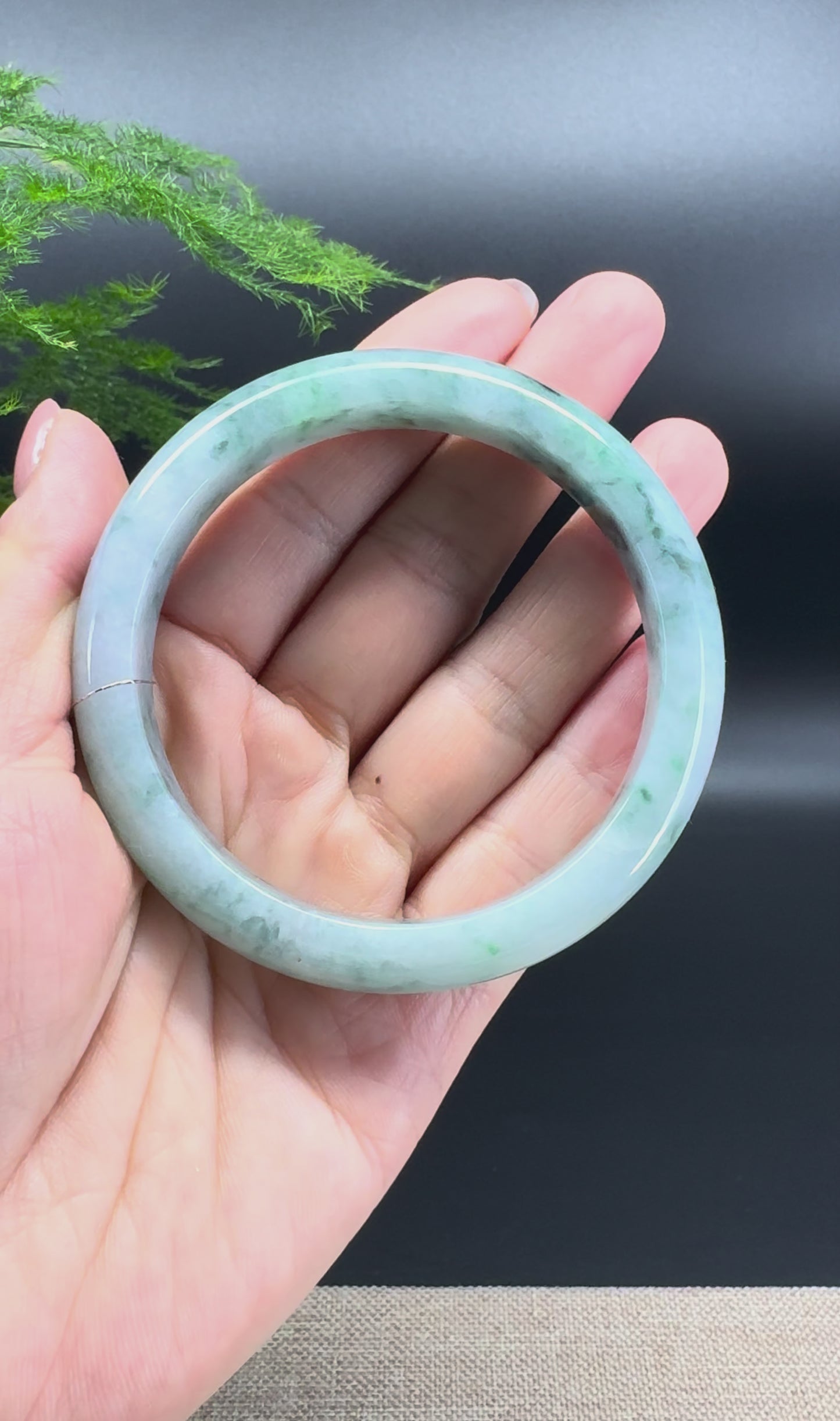 Load and play video in Gallery viewer, Genuine Burmese Green Jade Jadeite Bangle Bracelet ( 59.5mm )
