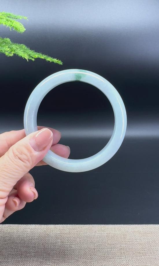 Load and play video in Gallery viewer, Genuine Burmese Green Jade Jadeite Bangle Bracelet ( 59.5mm )
