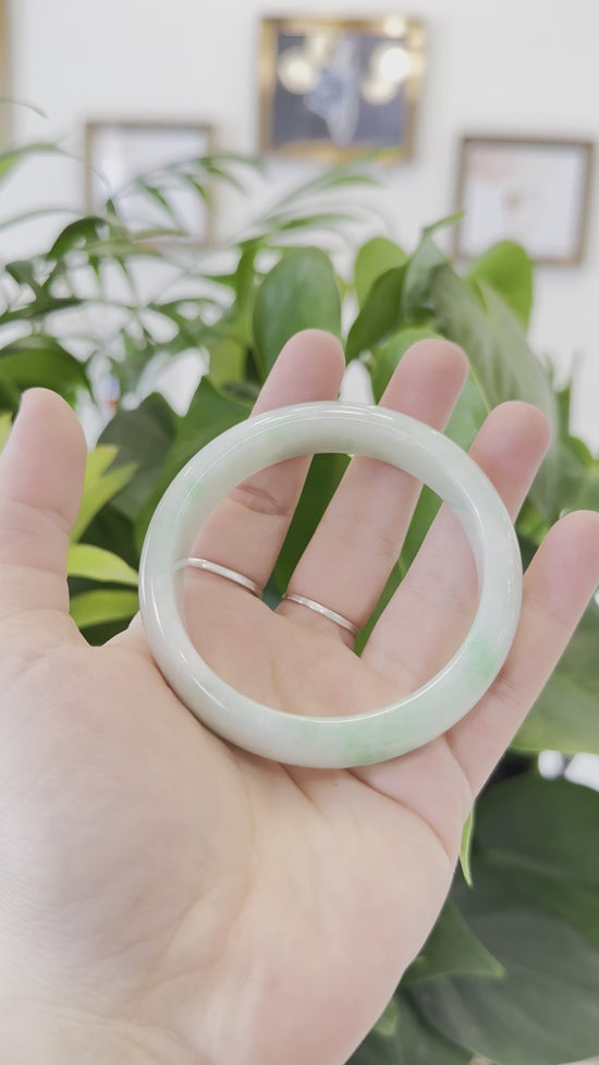 Load and play video in Gallery viewer, High-quality Lavender-Green Natural Burmese Jadeite Jade Bangle ( 57.64 mm )#405
