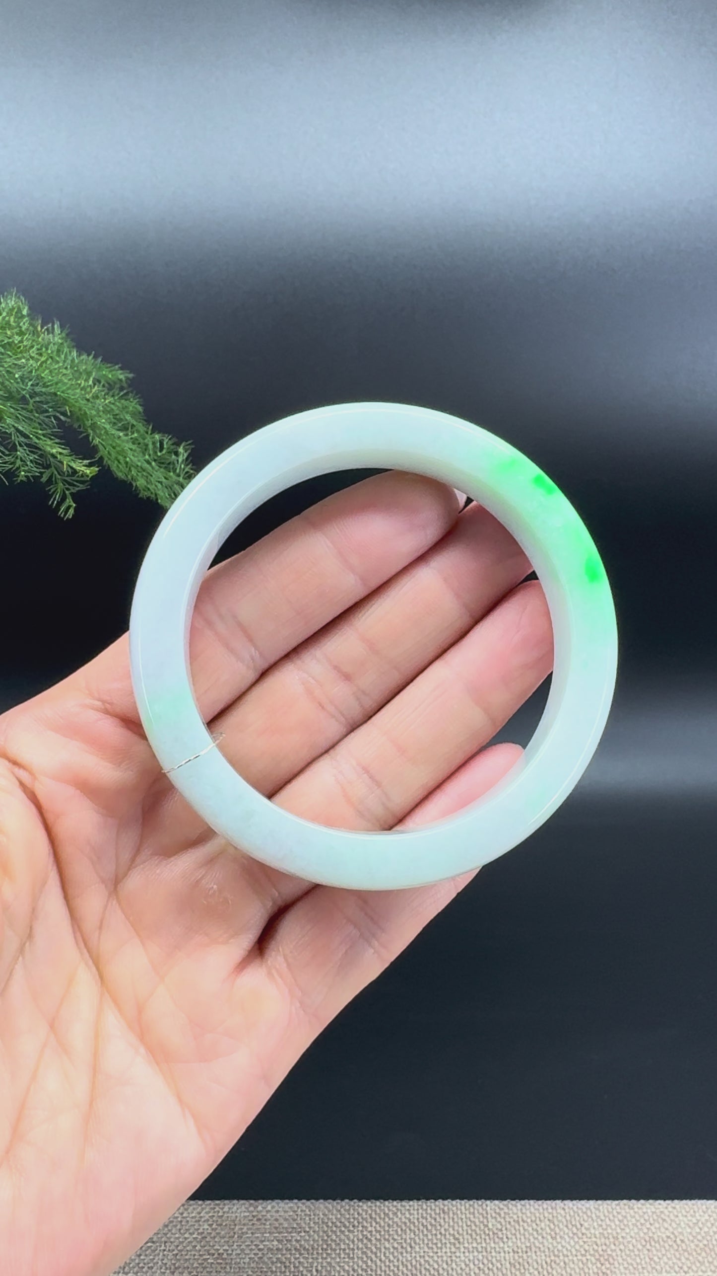 Load and play video in Gallery viewer, Genuine Burmese Green Jade Jadeite Bangle Bracelet ( 54.8mm )
