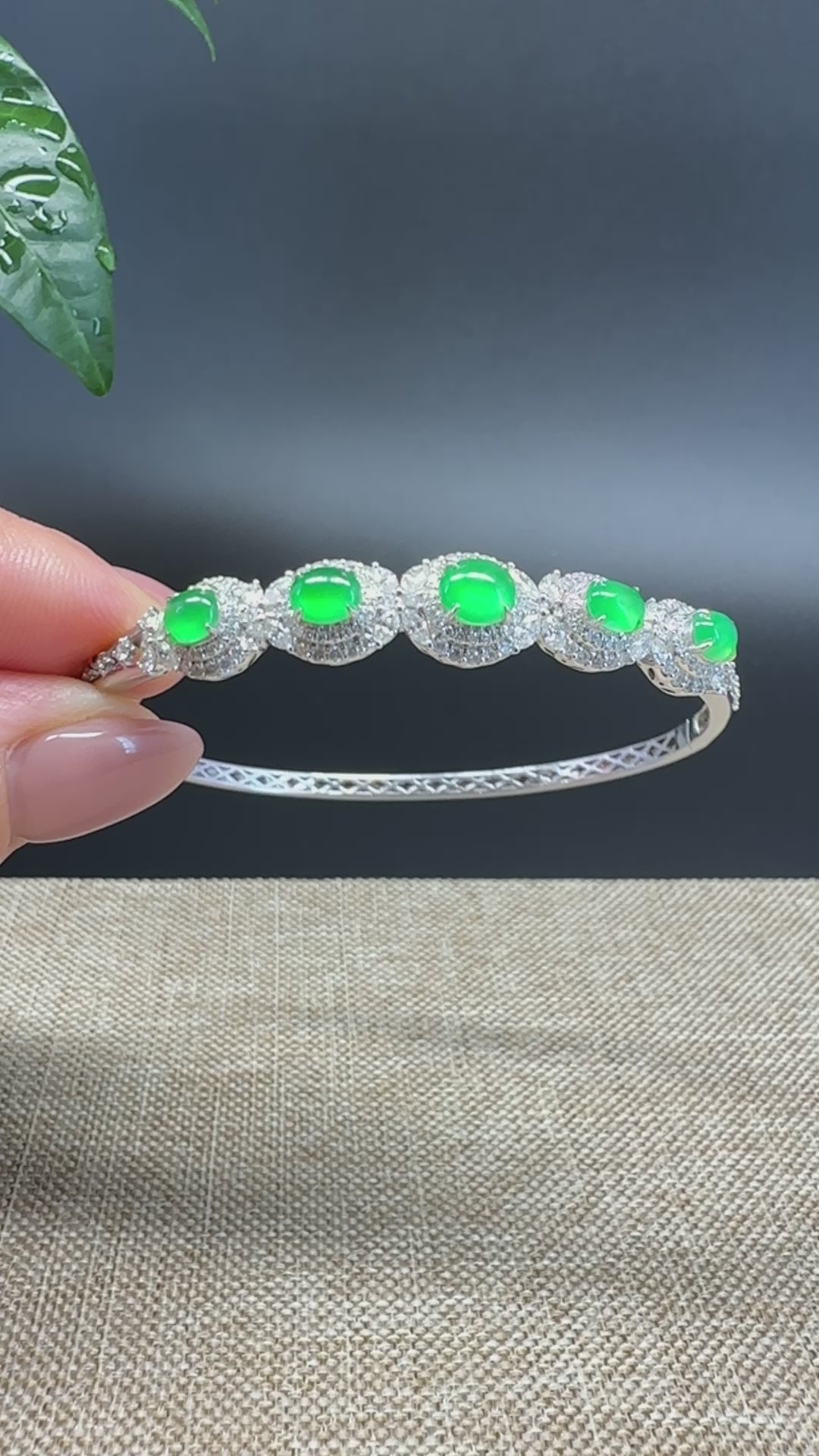 RealJade Luxury 18K White Gold Genuine Imperial Green Jadeite Jade Bangle with Diamonds